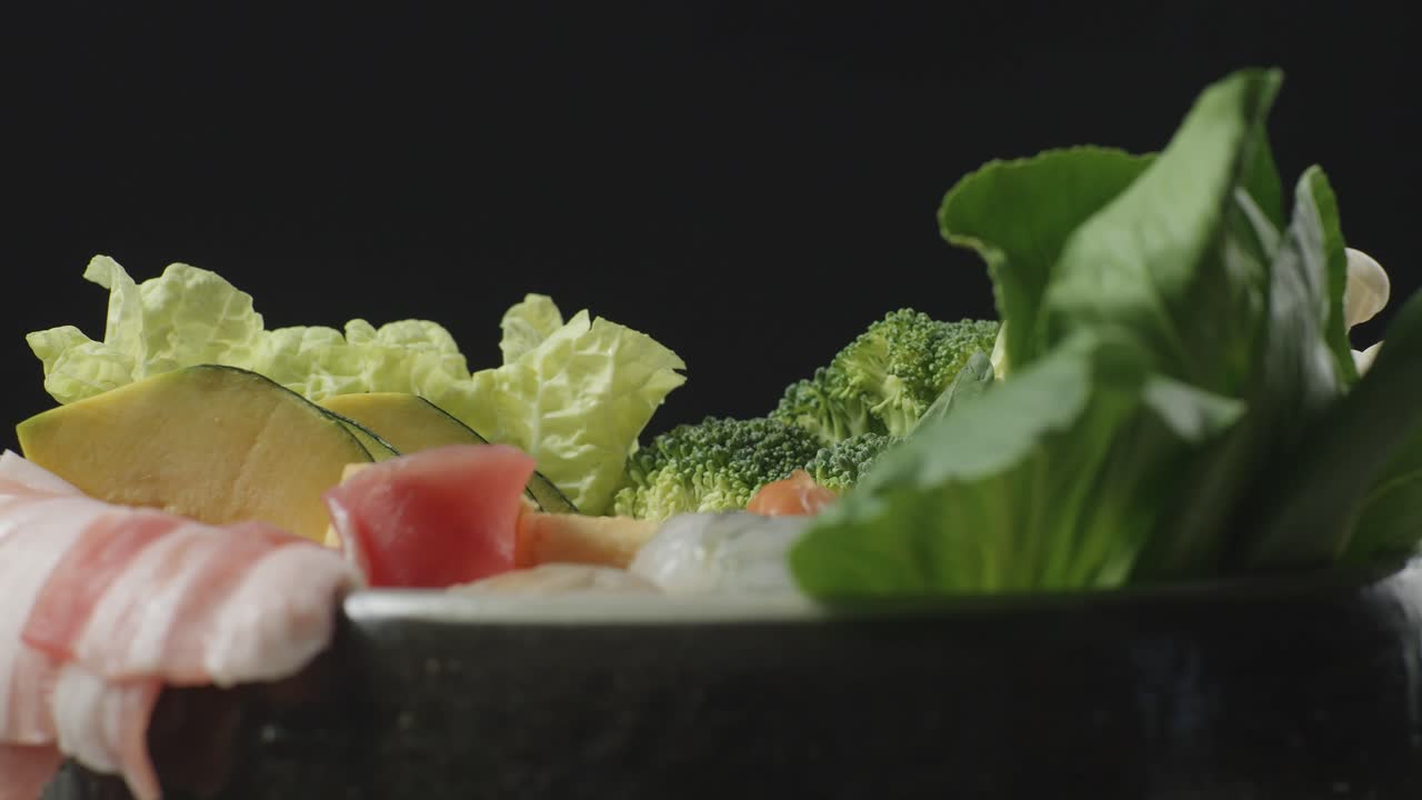 검은색 배경에 회전하는 샤부 재료의 비의 근접