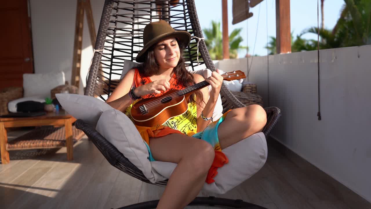 mujer joven tocando la guitarra ukelele en un día soleado