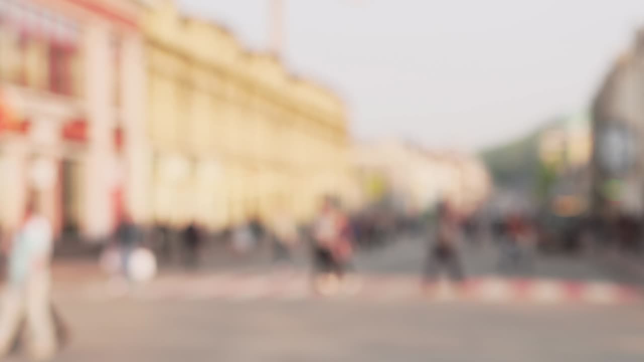 유럽 보행자 거리의 군중. 녹색 화면 또는 제목의 배경