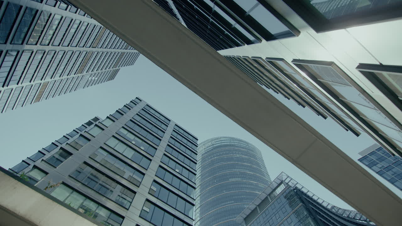 tiro de ángulo extremo bajo de edificios de oficinas altos durante la noche