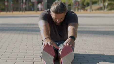 hombre musculoso con discapacidad haciendo ejercicios de estiramiento.