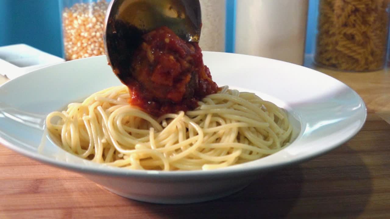 파스타 한 그릇에 신선한 수제 미트볼 추가