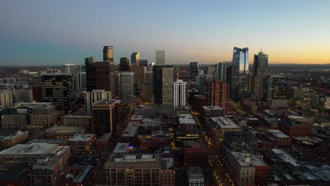 Luftaufnahme-über-Der-Skyline-Von-Denver-In-Der-Abenddämmerung,-Colorado,-USA