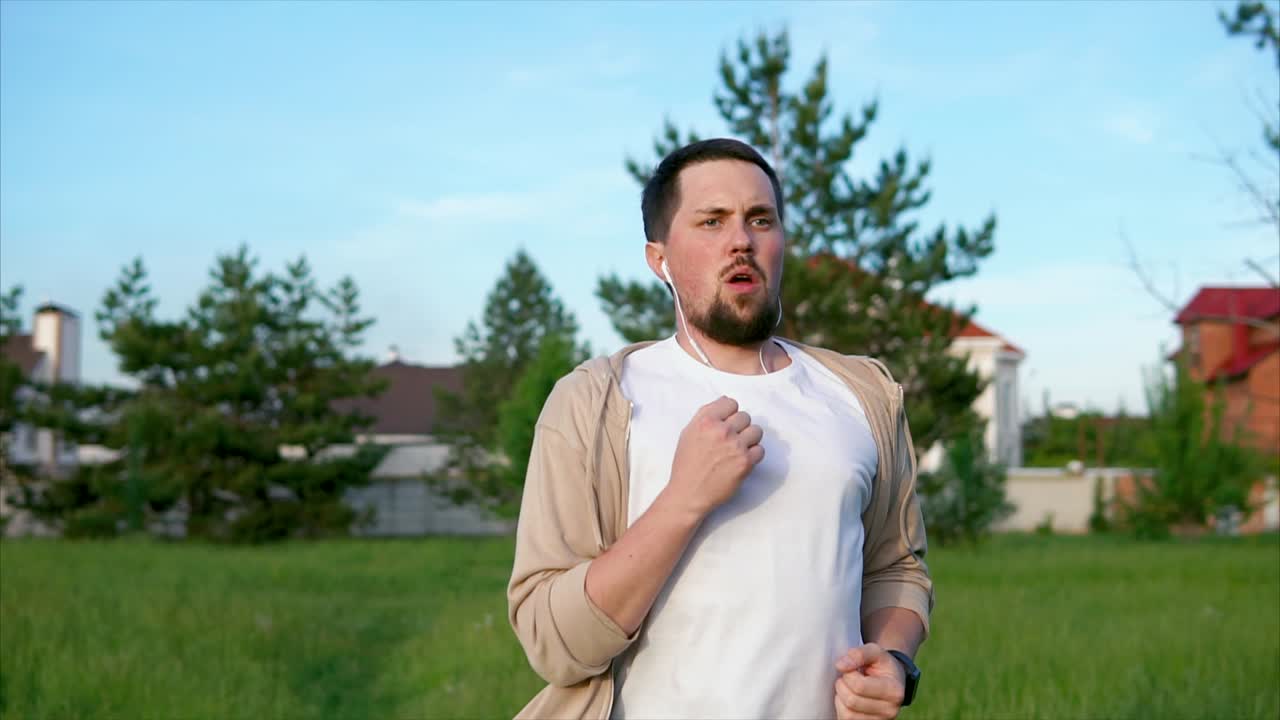 공원에서 달리는 남자