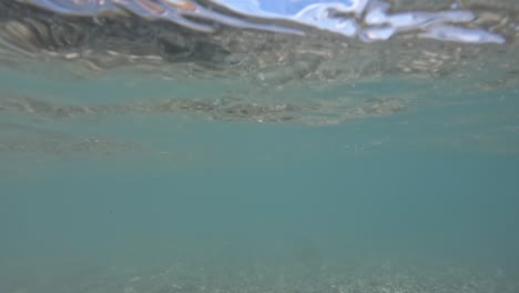 las olas que se estrellan a lo largo de la costa - el nivel de la arena pov