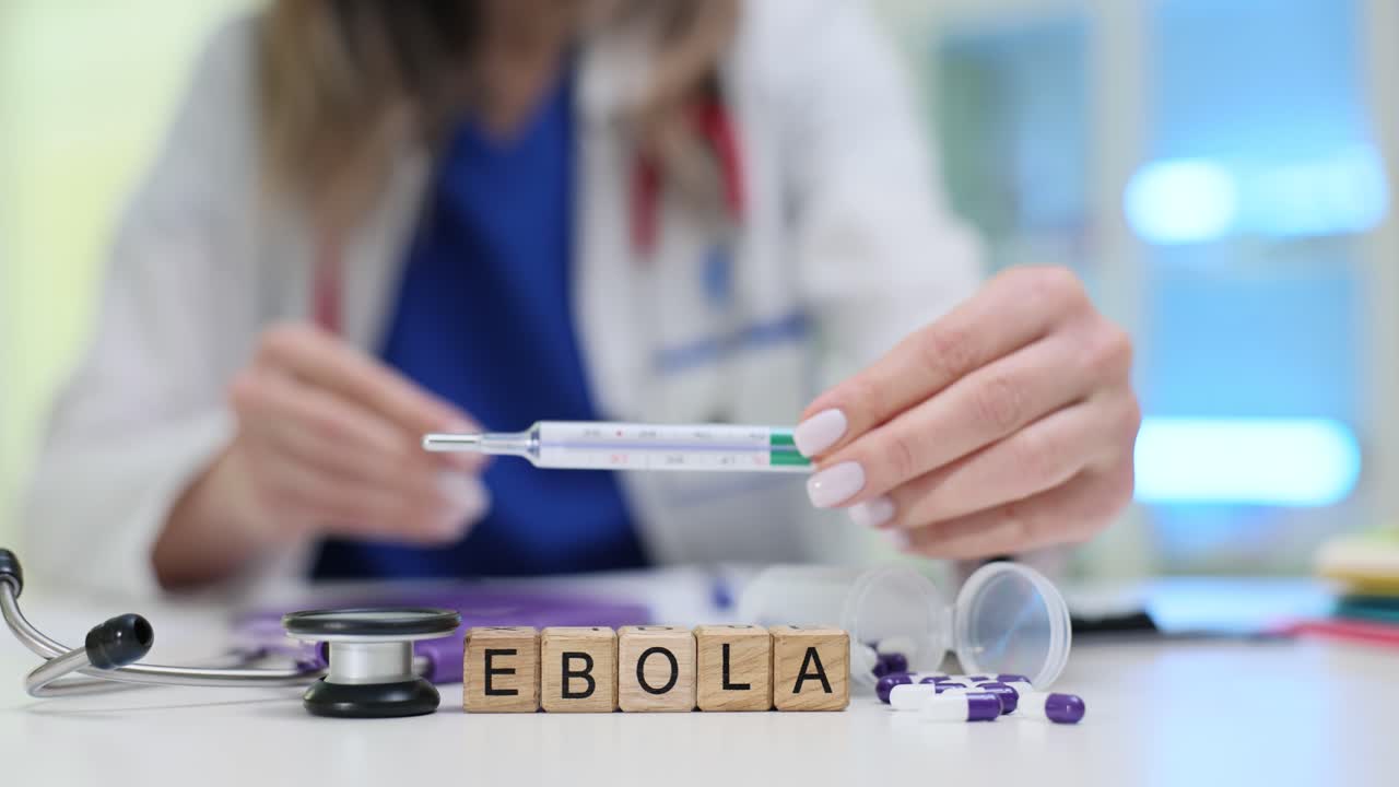 Médica mostra termômetro durante a consulta do paciente.