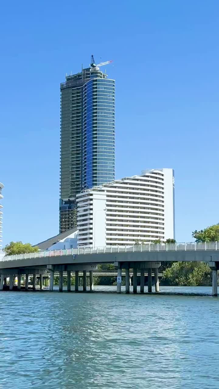 골드 코스트의 물과 초록색 도시 풍경