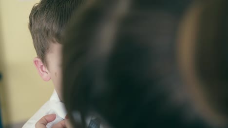 어머니 는 자녀 를 학교 에 데려가며 옷 을  ⁇ 게 한다 3