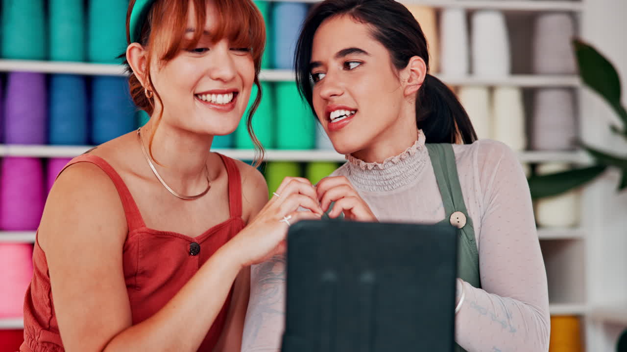 두 여인이 바느질 스튜디오에서 함께 일하고 있습니다.