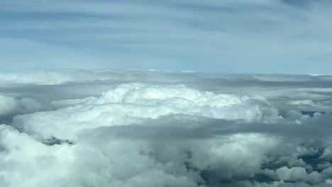 vista aérea desde la cabina de un jet de un cielo nublado con algunas nubes blancas