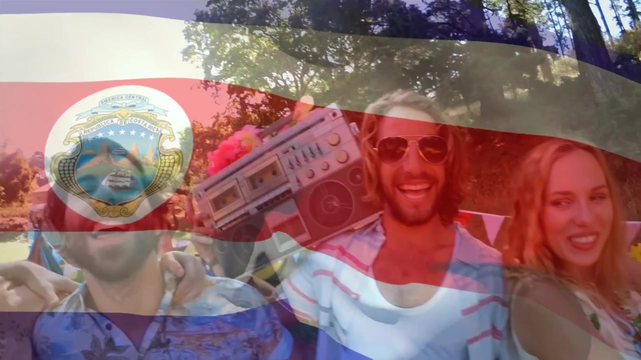 Animatie van de vlag van Costa Rica over een diverse vriendengroep die buiten een feestje viert.