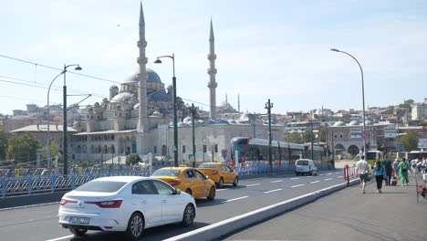 puente de estambul con mezquita y tranvía