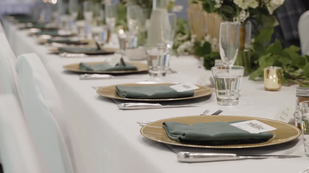 elegante arreglo de cubiertos de mesa de comedor de boda en una mesa horizontal larga