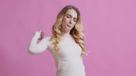 mujer feliz en un entorno de estudio