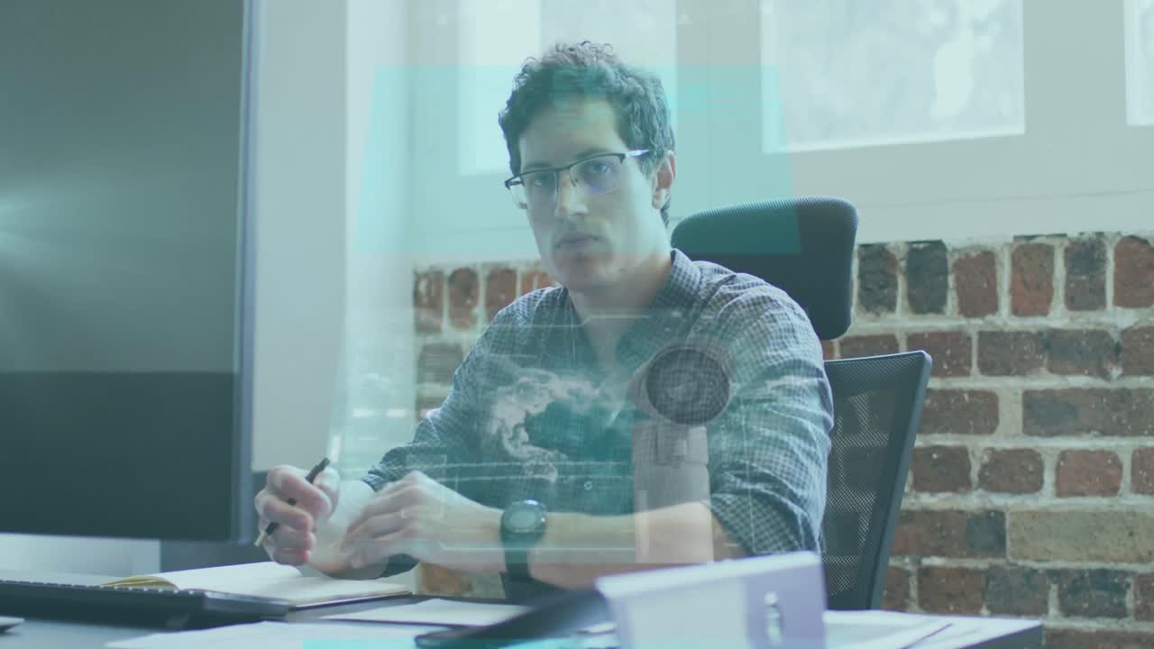 animación del procesamiento de datos financieros sobre el empresario que toma notas en la oficina