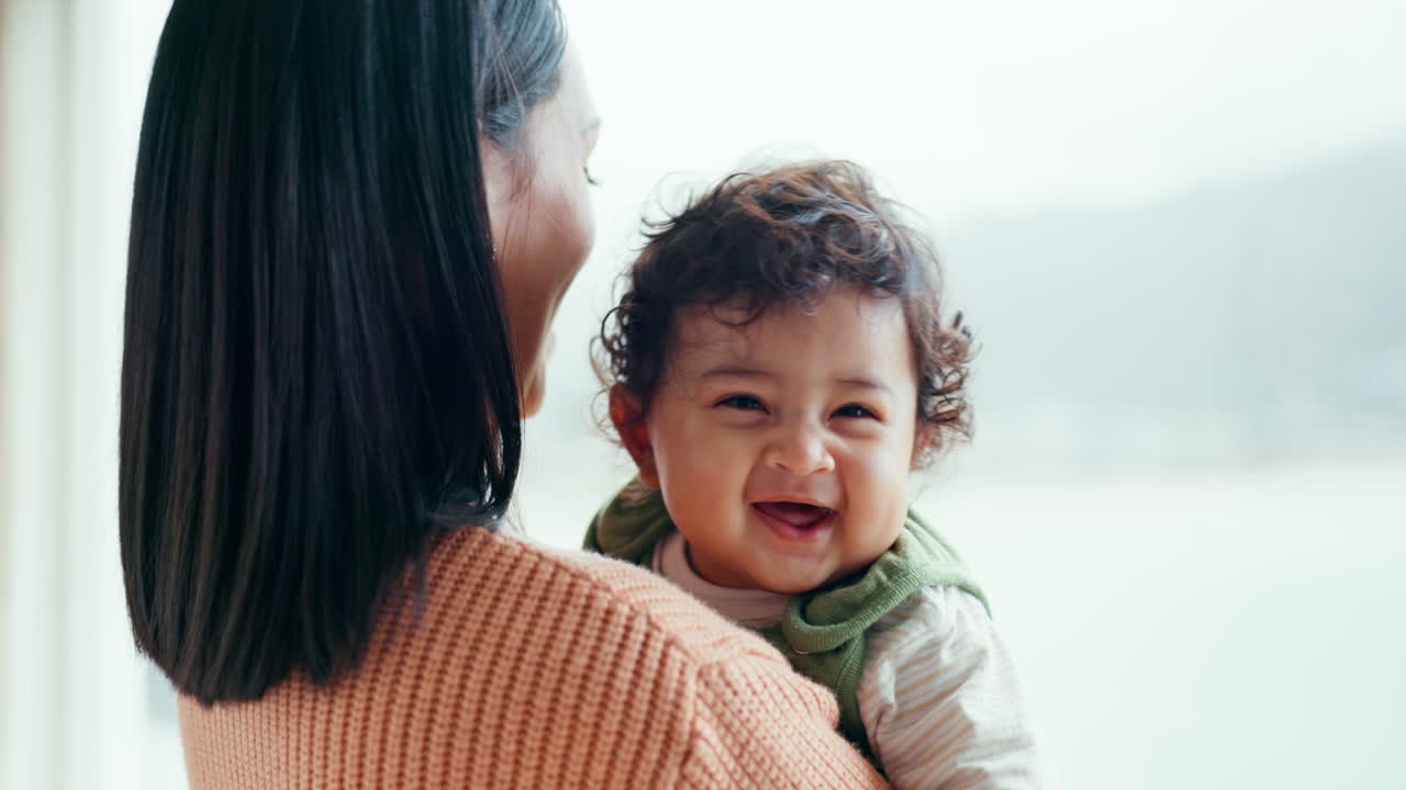엄마, 신생아와 창문  ⁇ 의 미소