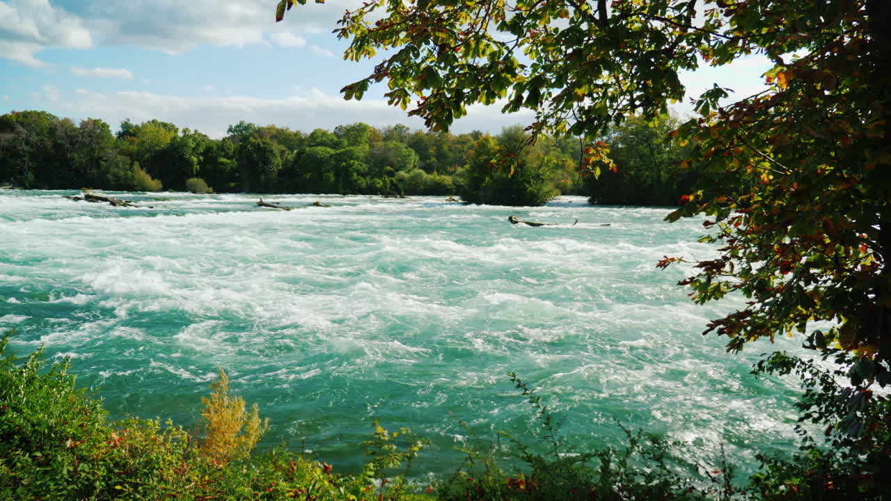 Fiume Niagara in una giornata di sole