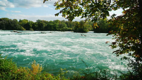 Niagara-River-An-Einem-Sonnigen-Tag-Sunny