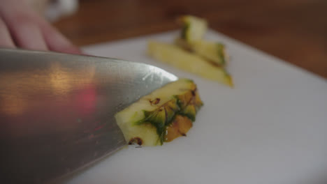 Increíble-Toma-En-Primer-Plano-Y-En-Cámara-Lenta-De-Una-Joven-Camarera-Pelando-Un-Trozo-De-Piña-Para-Preparar-Una-Famosa-Bebida-Llamada-Piña-Colada