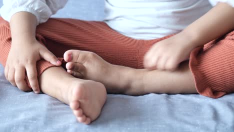 niño sentado en una cama