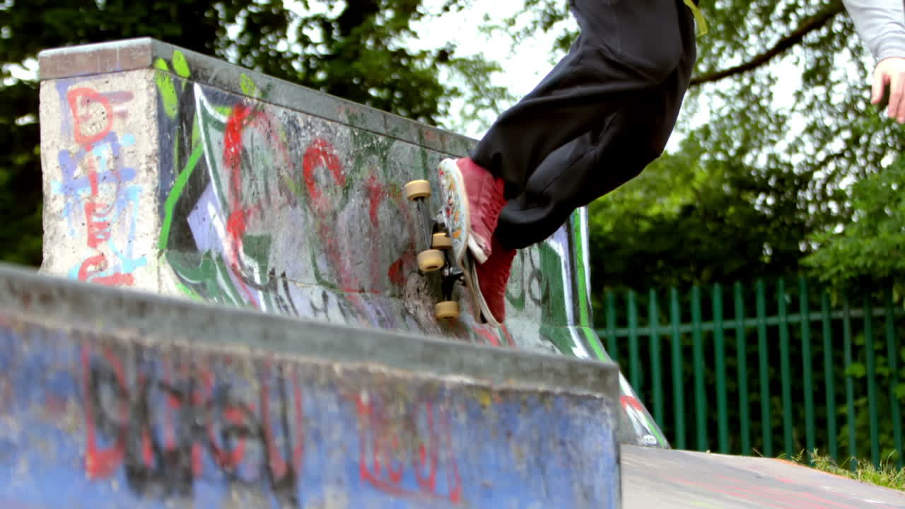Giovane skater che pattina nello skatepark all'aperto