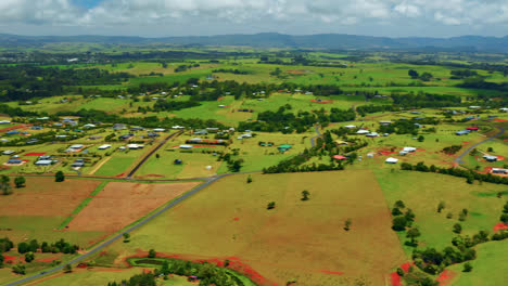 Vastos-Campos-Verdes-Contra-El-Cielo-Nublado-En-Atherton-Tablelands,-Queensland,-Australia---Toma-Aérea