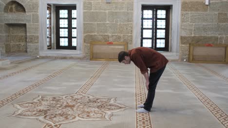 Muslim-bowing-in-mosque