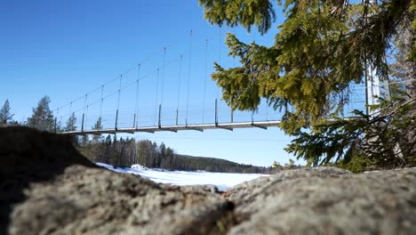 Fotograf-Fotografiert-Den-Zugefrorenen-Fluss-Im-Norden-Schwedens