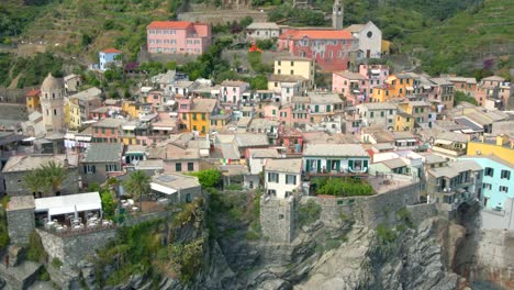 Imágenes-Aéreas-De-4k-De-Vernazza,-Cinque-Terre-En-Italia