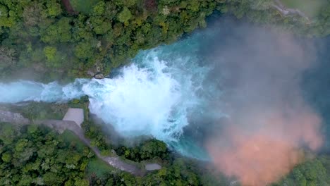 por encima de las cataratas huka, poderoso flujo de agua del lago taupo, nueva zelanda