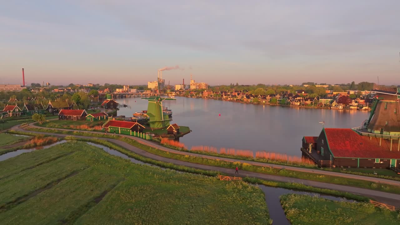 La nebbia mattutina avvolge dall'alto i mulini a vento e le antiche case di Zaanse Schans