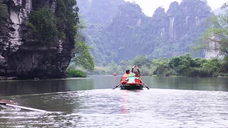 gente remando un barco en el pintoresco ninh binh