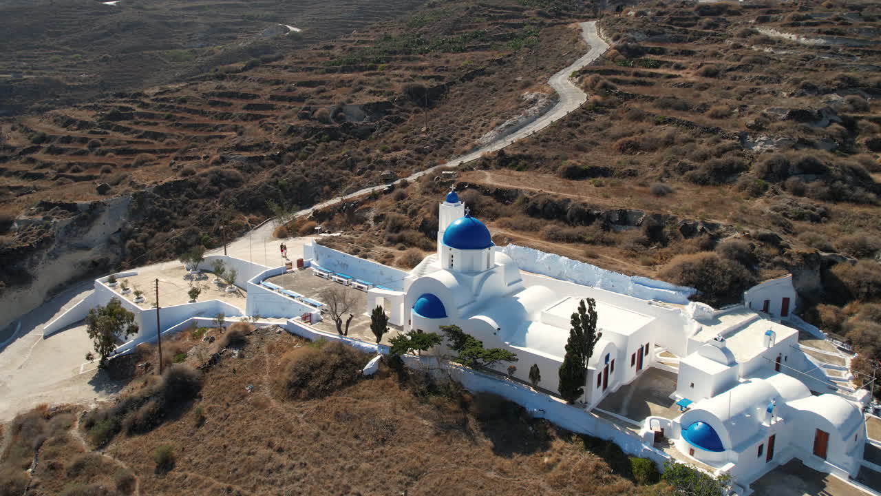 vista aérea de la capilla sagrada de kyra panagia, iglesia ortodoxa en la isla de santorini, grecia