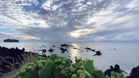 亞索爾群島的典型海岸線在陽光明<unk>的夏天日落後