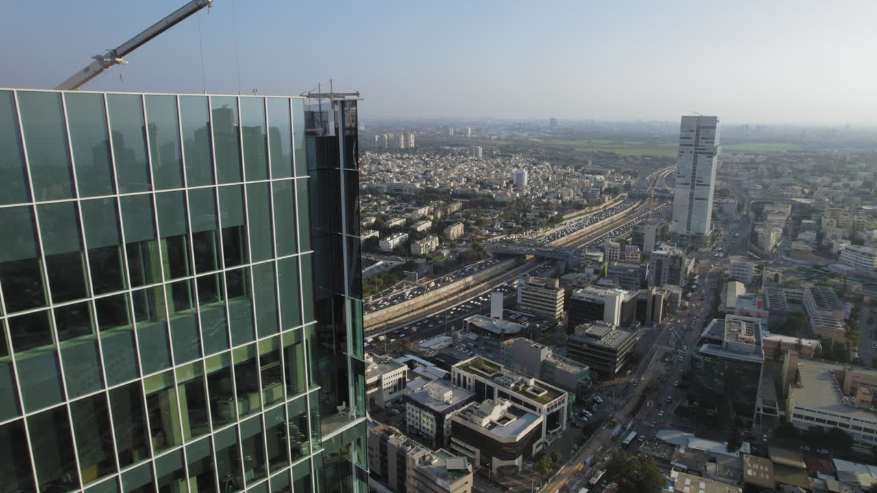 revelando atascos de tráfico detrás de un edificio de oficinas durante las horas pico