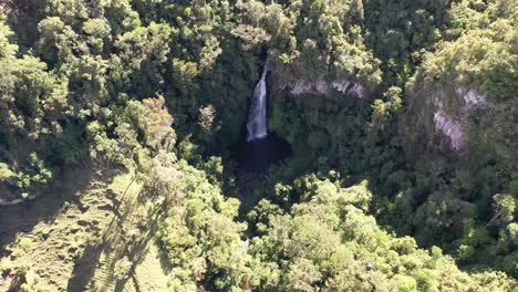 Vergrößern-Sie-Den-Wunderschönen-Wasserfall