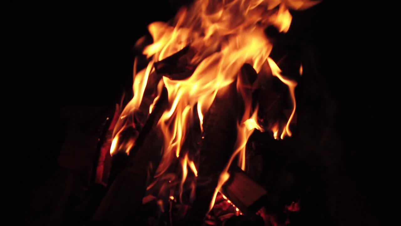 Un fuoco di legna che brucia nella notte, ripresa al rallentatore.
