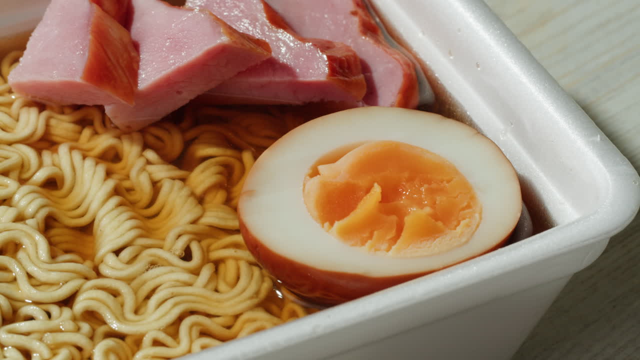 달과 햄을 은 인스턴트 라멘