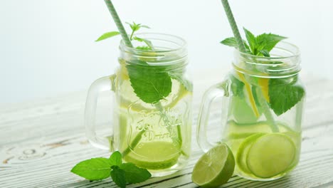 frascos de vidrio llenos de limonada refrescante