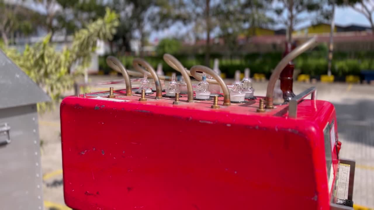 공기의 품질을 확인하기 위해 야외에 배치된 임핑거 (impinger) 라고 불리는 장치