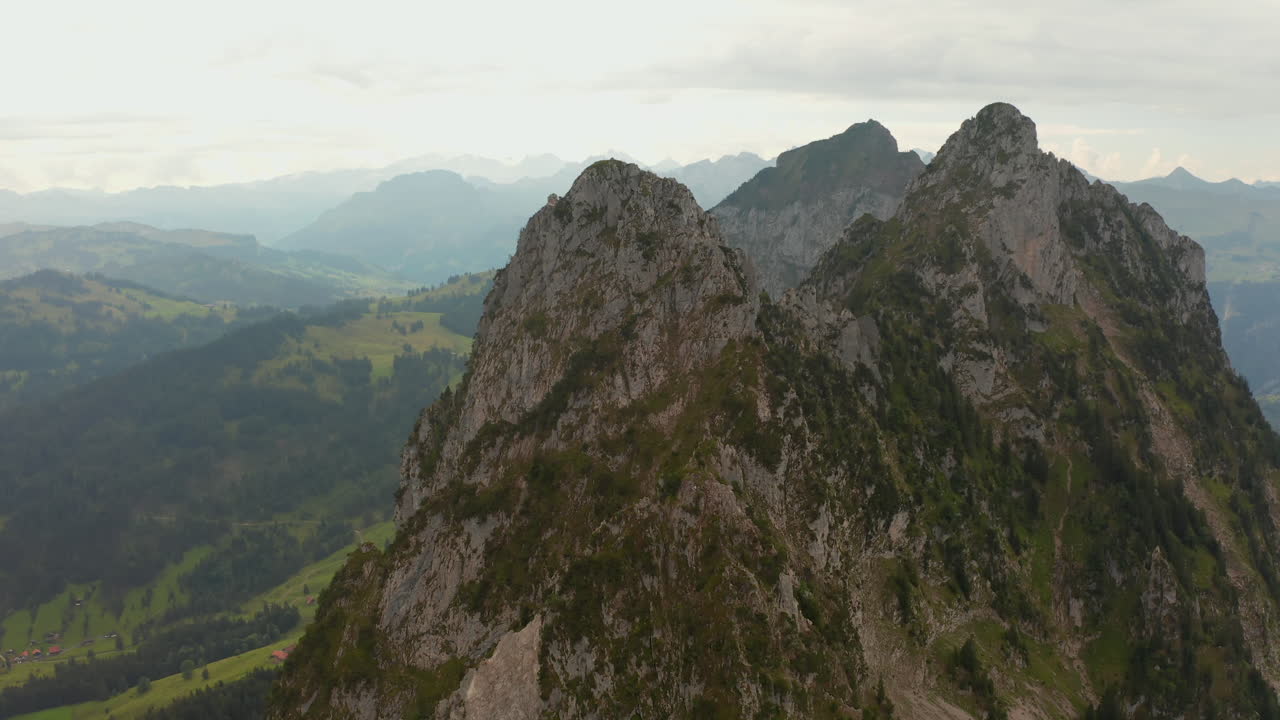 Carrellata all'Indietro con Drone su un Alpinista Appeso a una Parete di Montagna in Svizzera