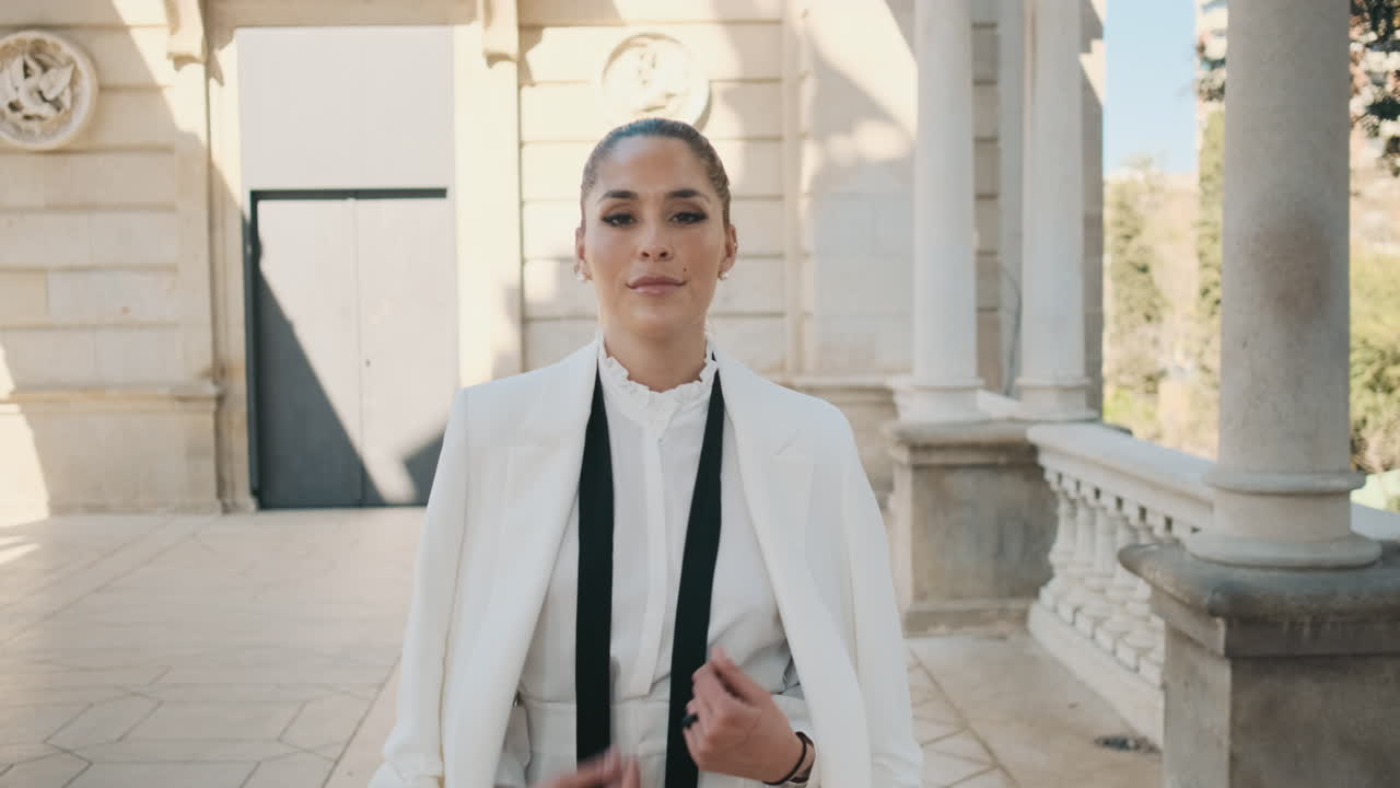 una joven elegante caminando por el viejo parque.