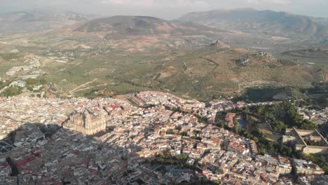 Castillo-De-Jaen,-Spanien-Jaens-Burg-Fliegende-Und-Bodenaufnahmen-Von-Dieser-Mittelalterlichen-Burg-Am-Nachmittag-Im-Sommer,-Es-Zeigt-Auch-Die-Stadt-Jaen,-Die-Mit-Einer-Drohne-Und-Einer-Action-kamera-Mit-4k-24-Fps-Unter-Verwendung-Von-Nd-filtern-Aufgenommen-Wurde