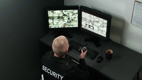 guardia de seguridad trabajando en una habitación