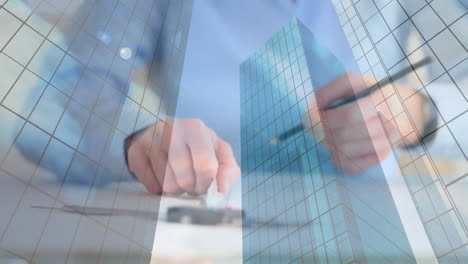 arquitecto que redacta planes de construcción