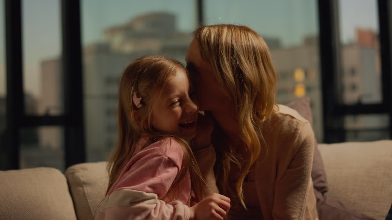 Mutter und Kind verbringen gemeinsam Zeit. Mama und Tochter bringen sich gegenseitig zum Lachen.