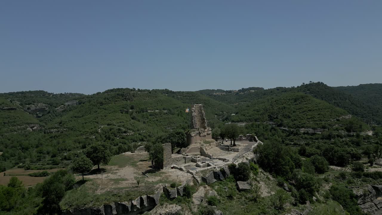La bandiera catalana e le rovine del Castell de Calders, Barcellona, Spagna