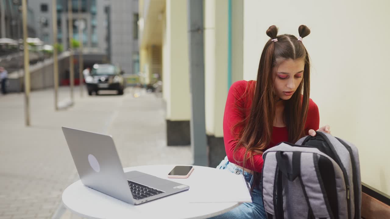 joven estudiando al aire libre con una computadora portátil