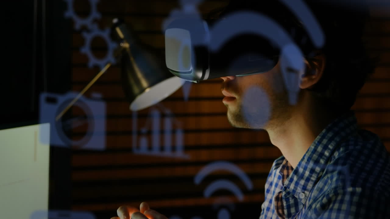 사무실에서 vr 헤드 ⁇ 을 착용한 백인 남자가 떠다니는 여러 디지털 아이콘의 애니메이션