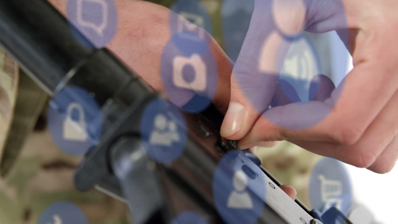 Animation af teknologiikoner over hænderne på kaukasisk mandlig soldat med våben